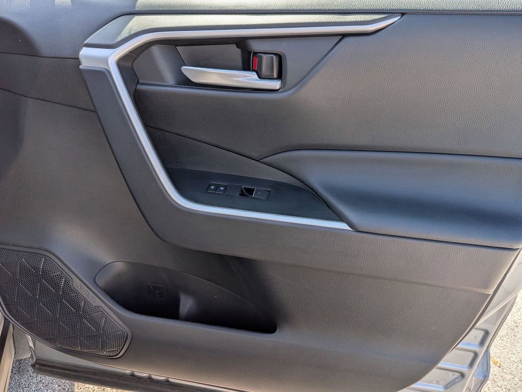 Used 2025 Toyota RAV4 XLE AWD/4WD image 33