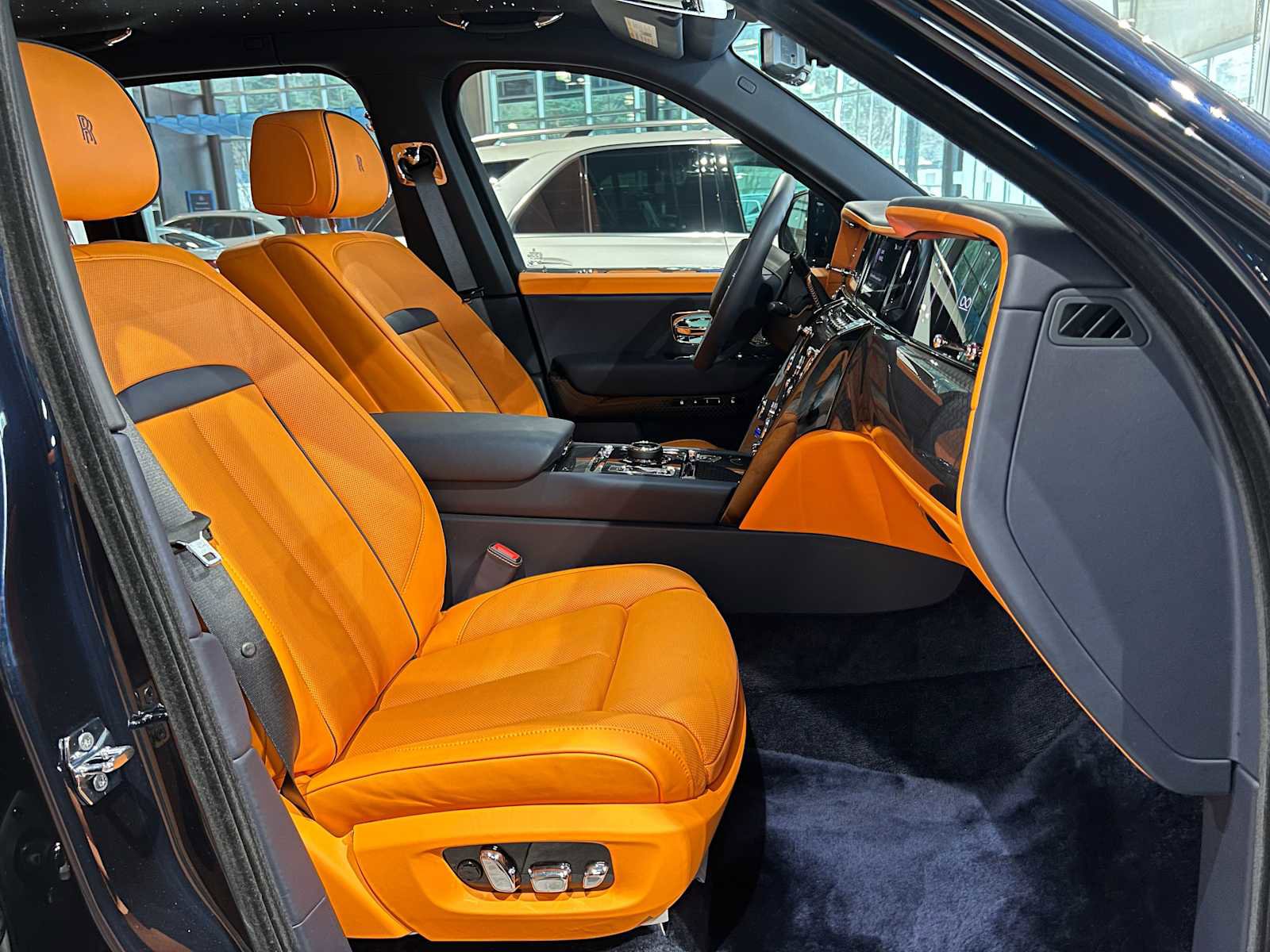 Used 2025 Rolls-Royce Cullinan Black Badge w/ Leather Finishing Pack image 14