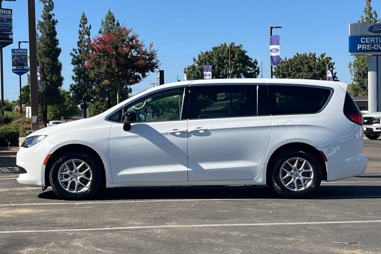 Used 2024 Chrysler Voyager LX FWD image 6
