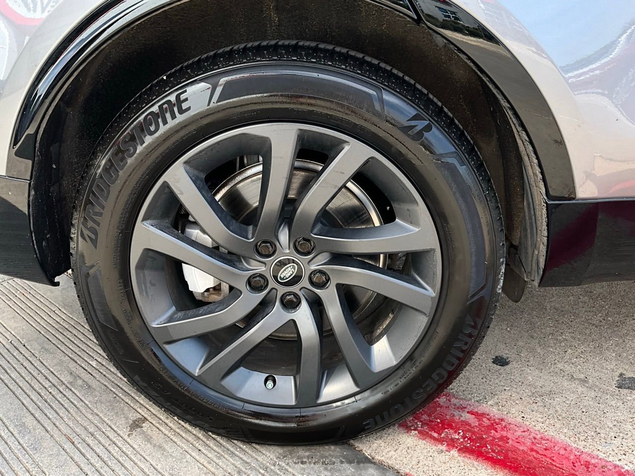 Used 2022 Land Rover Discovery S R-Dynamic image 9