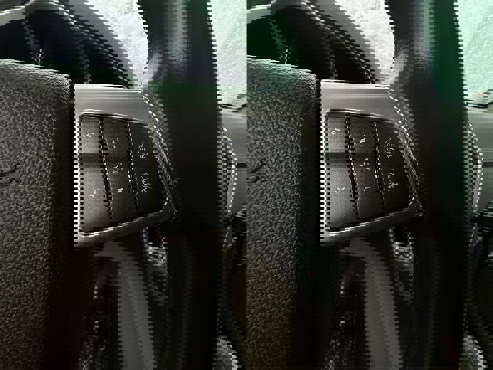 Used 2010 Cadillac SRX Luxury image 25