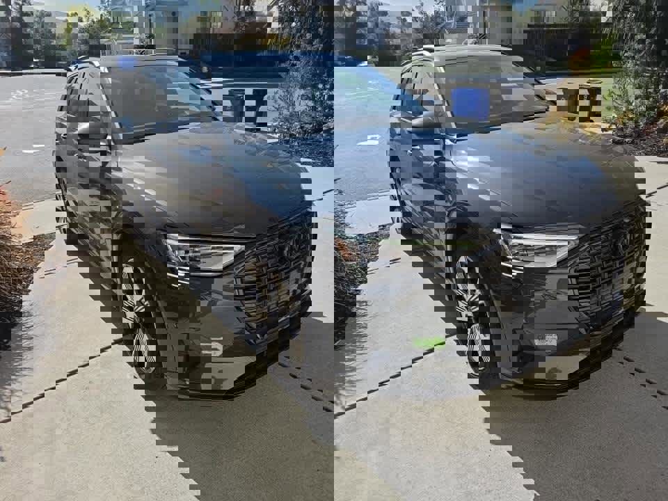 Used 2023 Audi e-tron Premium Plus w/ Premium Plus Package AWD/4WD image 3