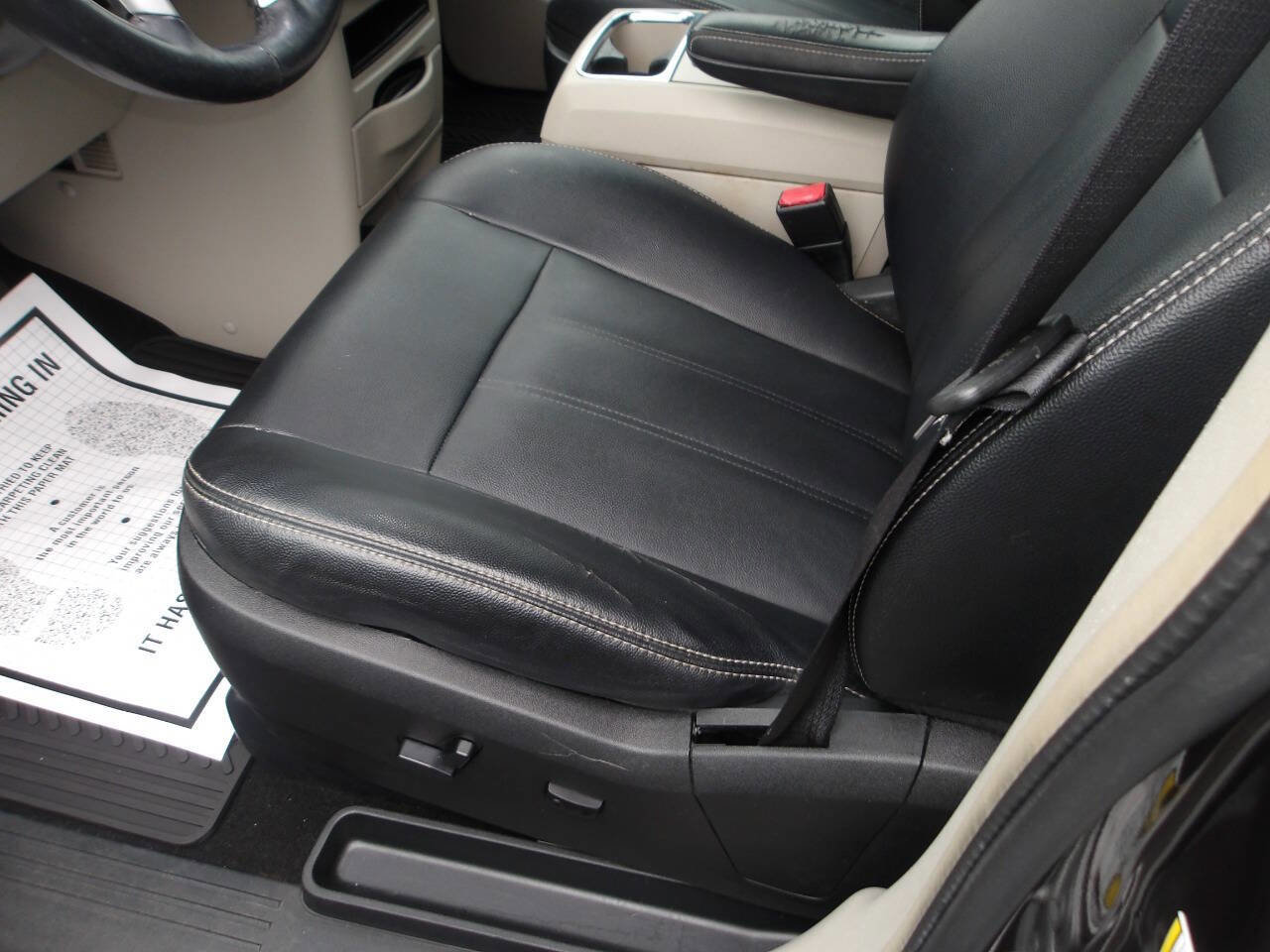 Used 2016 Chrysler Town & Country Touring w/ Driver Convenience Group FWD image 8