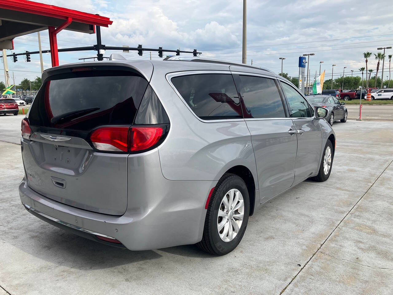 Used 2019 Chrysler Pacifica Touring-L image 8