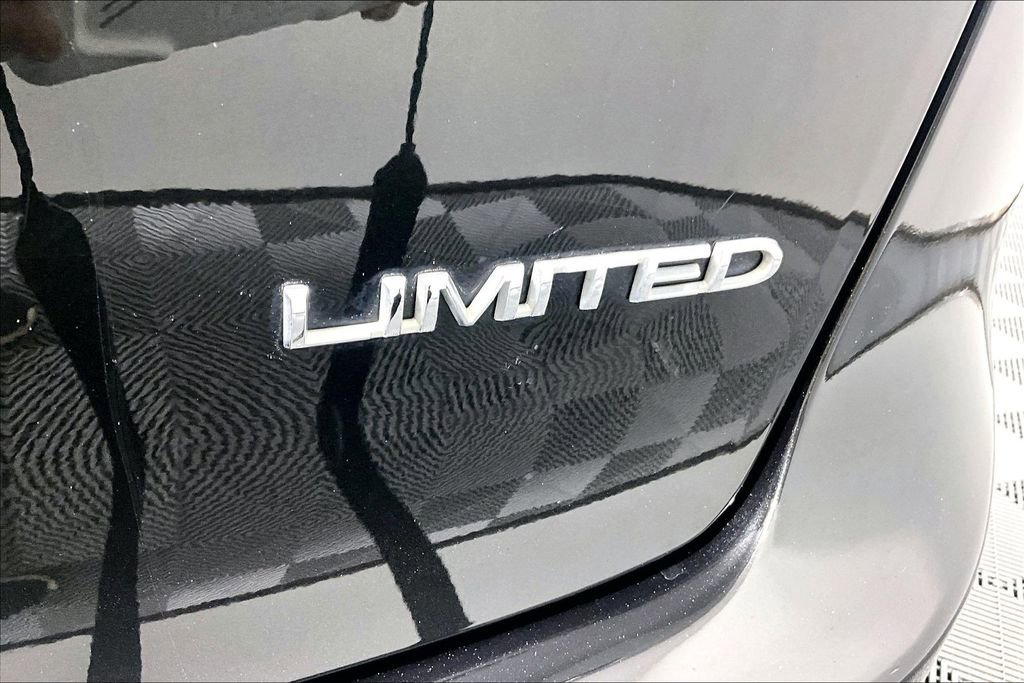 Used 2017 Chrysler Pacifica Limited w/ UConnect Theater Package FWD image 14