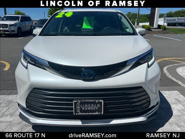 Used 2024 Toyota Sienna Limited AWD/4WD image 8