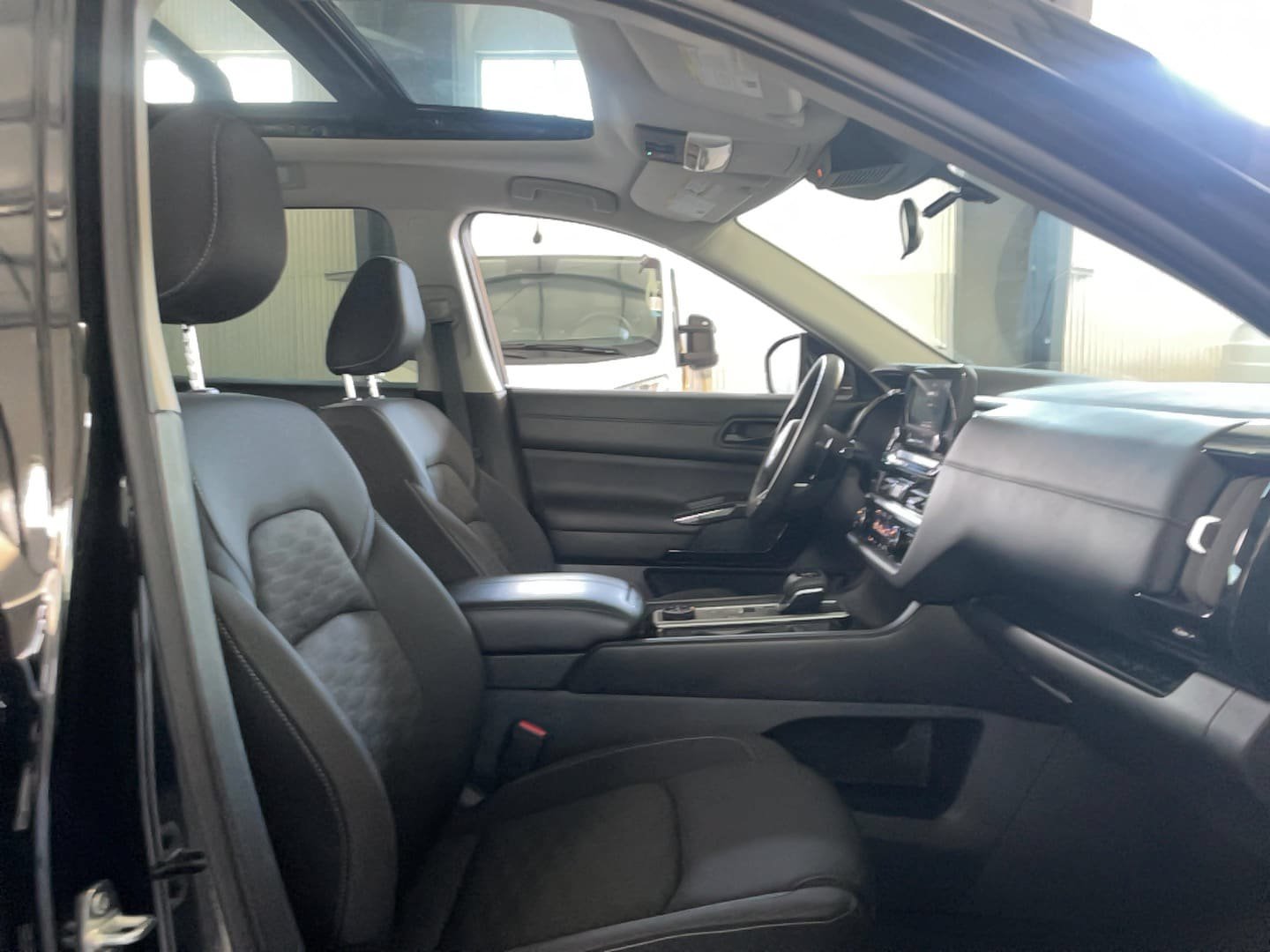 Used 2024 Nissan Pathfinder SV w/ SV Premium Package AWD/4WD image 20