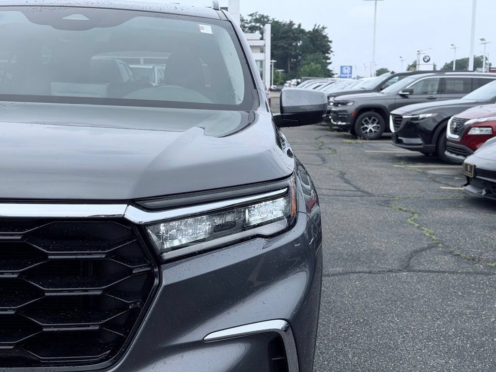 Used 2025 Honda Pilot Touring image 3