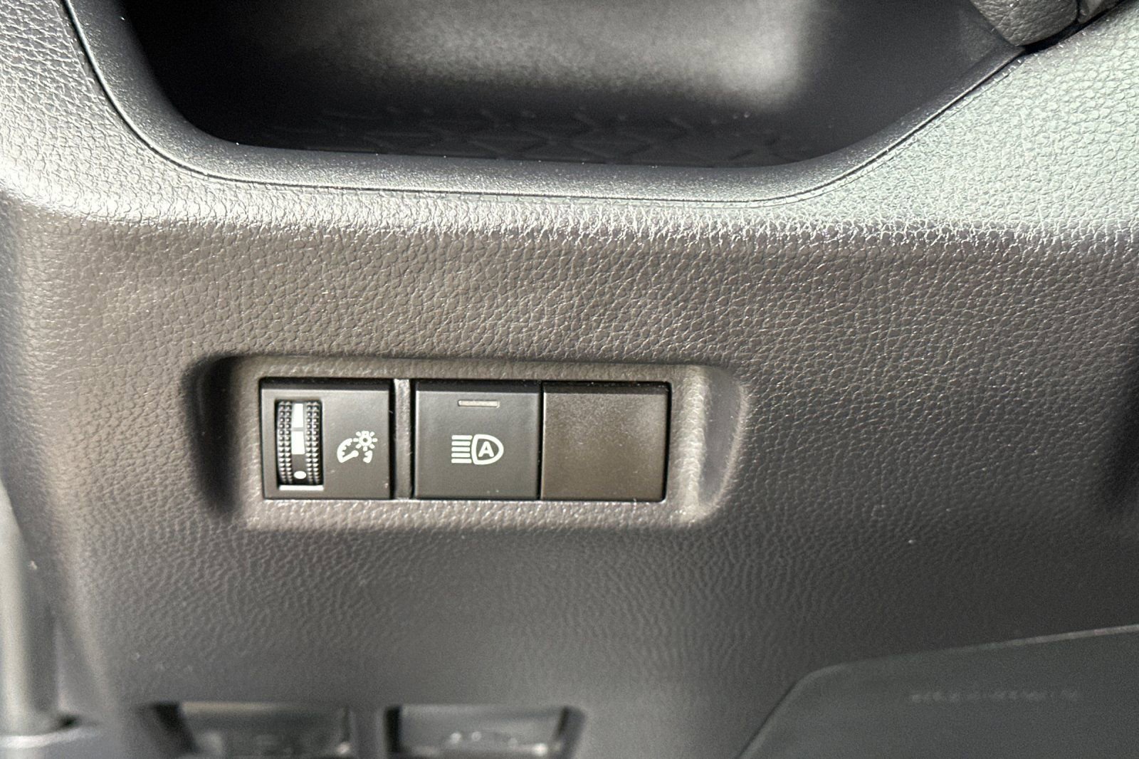 Used 2025 Toyota RAV4 XLE FWD image 35