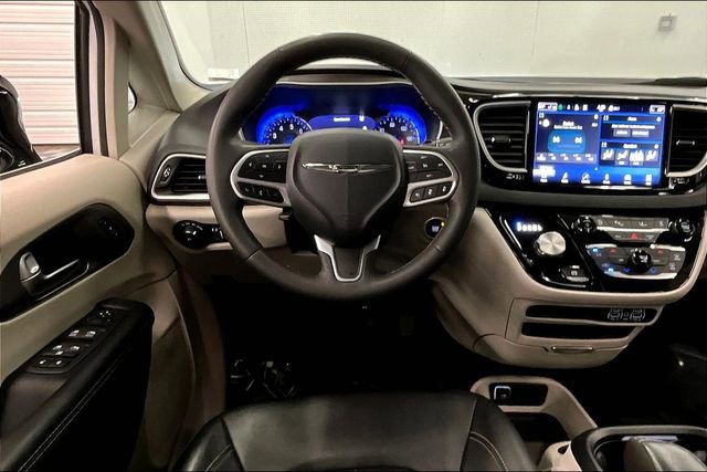 Used 2024 Chrysler Pacifica Touring-L image 6