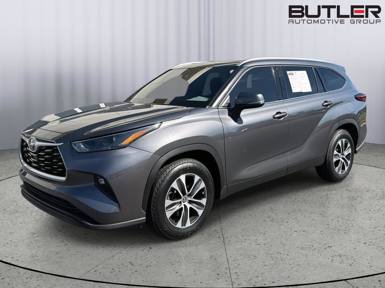 Used 2022 Toyota Highlander XLE FWD image 1