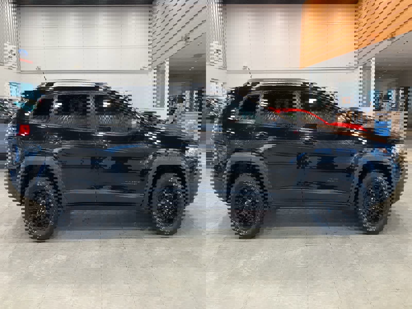 Used 2021 Jeep Cherokee Trailhawk w/ Comfort & Convenience Group image 4