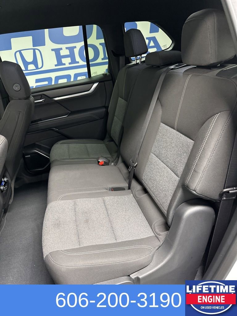 Used 2025 GMC Acadia Elevation image 17