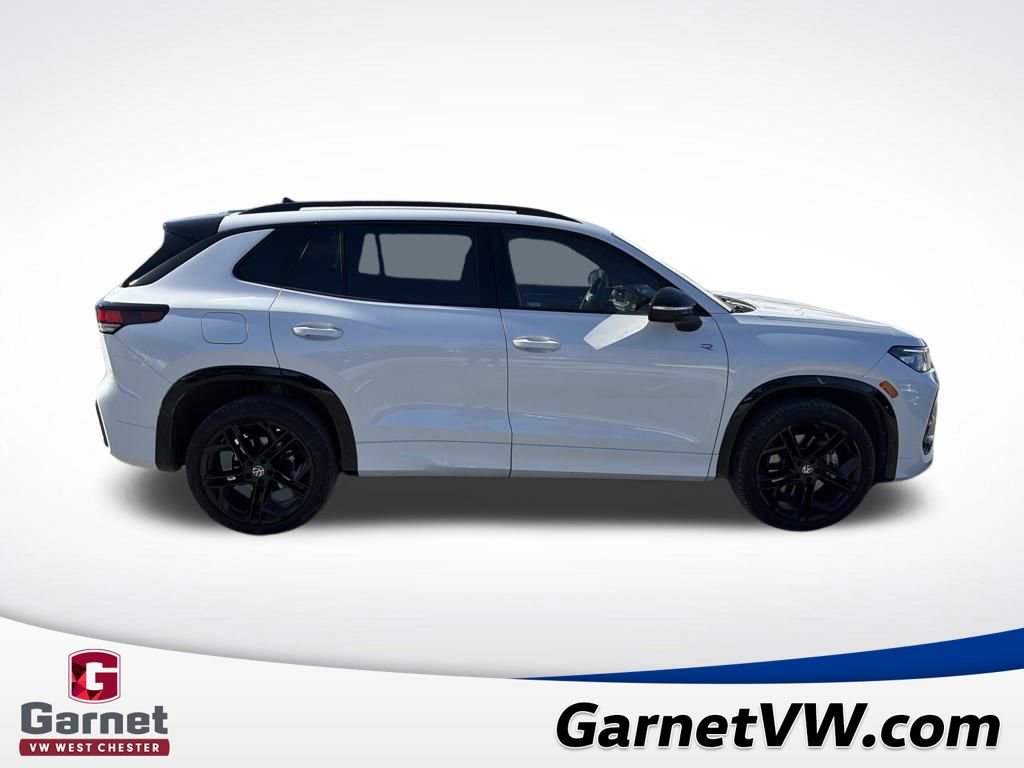 Certified 2025 Volkswagen Tiguan SE R-Line image 7