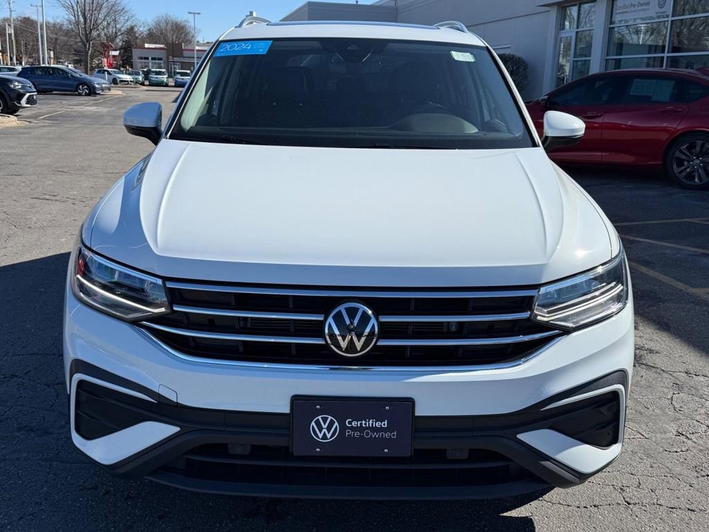 Certified 2024 Volkswagen Tiguan SE image 9