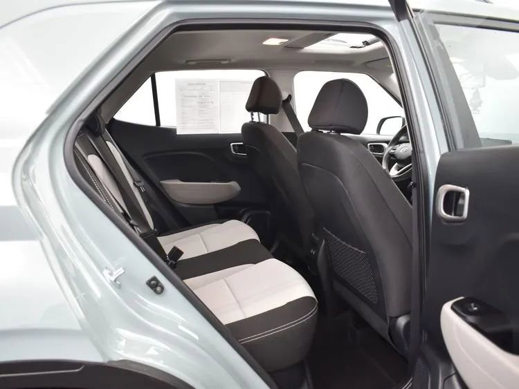 Used 2025 Hyundai Venue SEL image 18