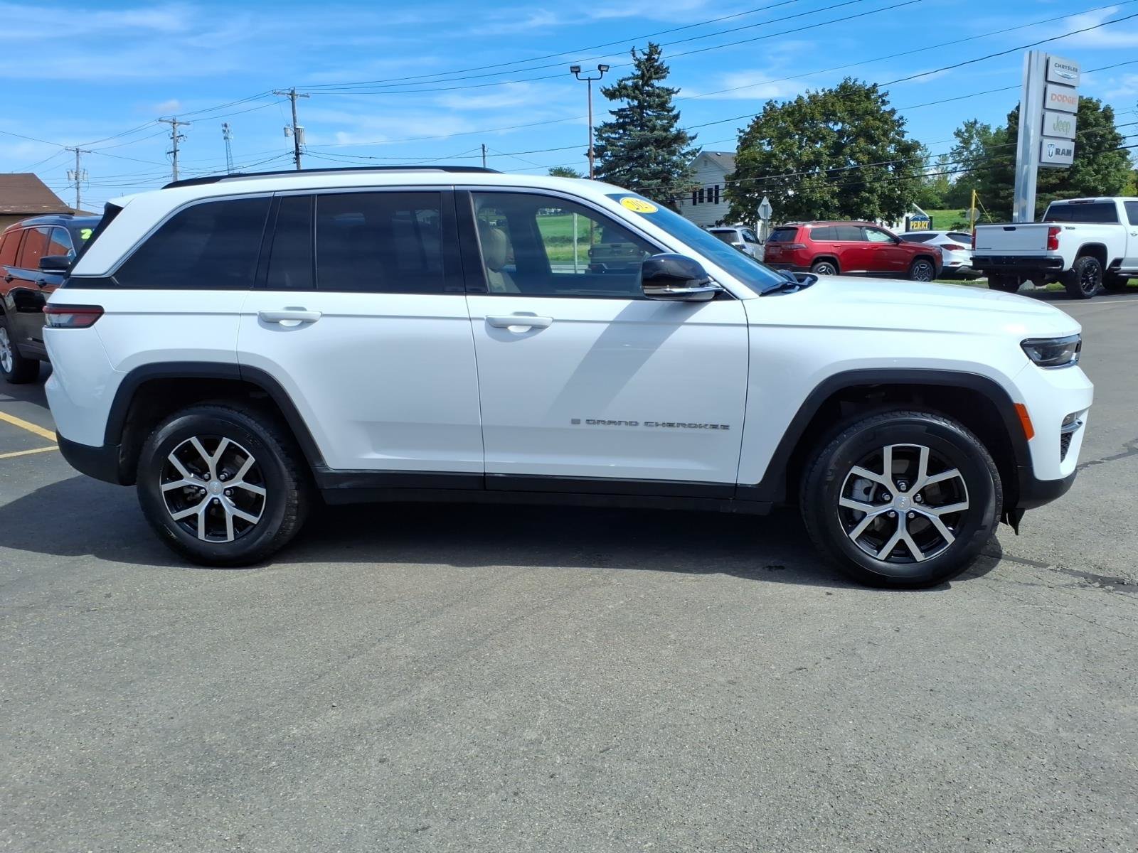 Used 2023 Jeep Grand Cherokee Limited AWD/4WD image 4