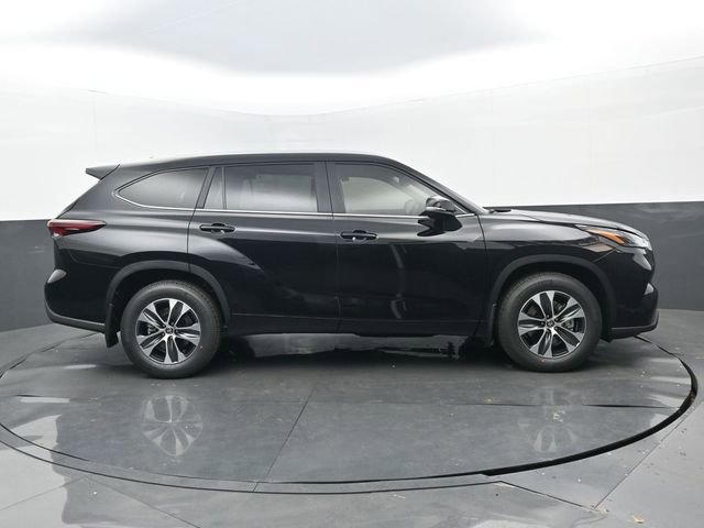 Used 2026 Toyota Highlander XLE image 2