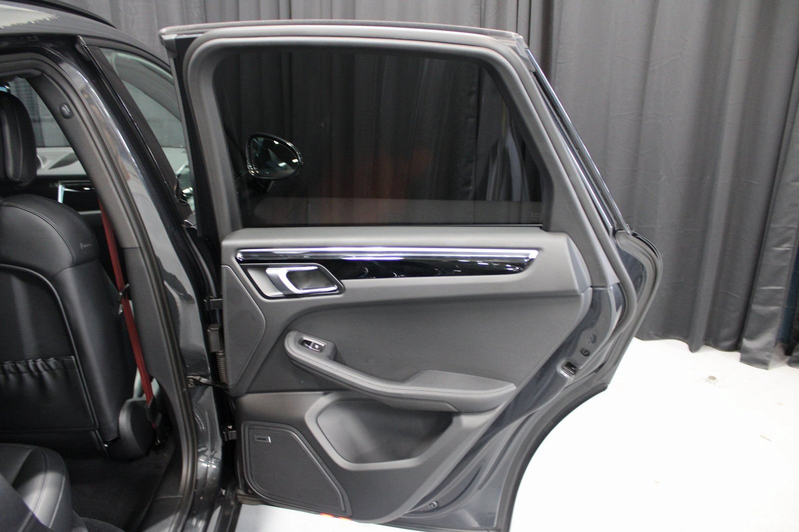 Certified 2025 Porsche Macan AWD/4WD image 25