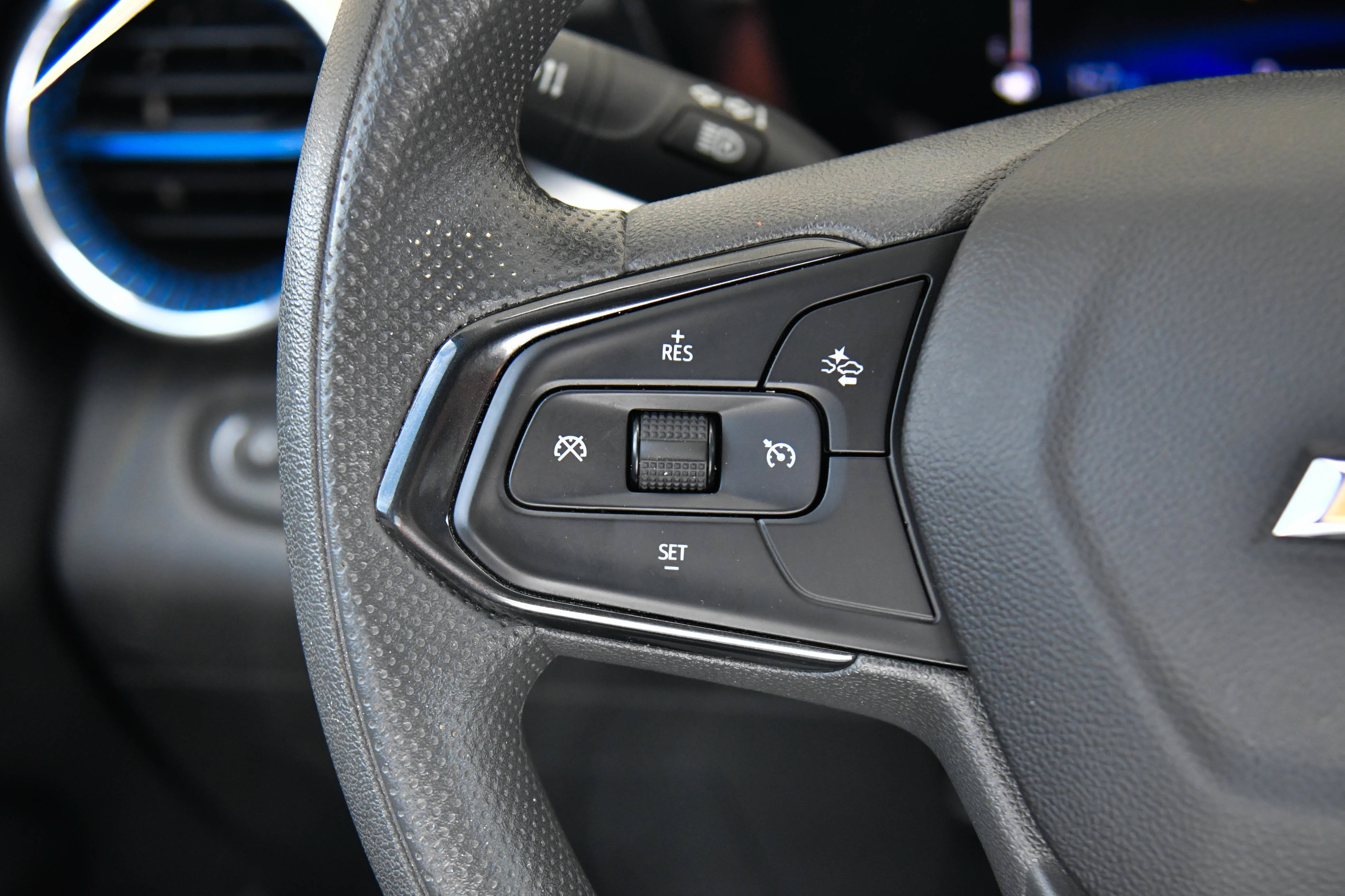 Used 2025 Chevrolet Trax LT FWD image 31