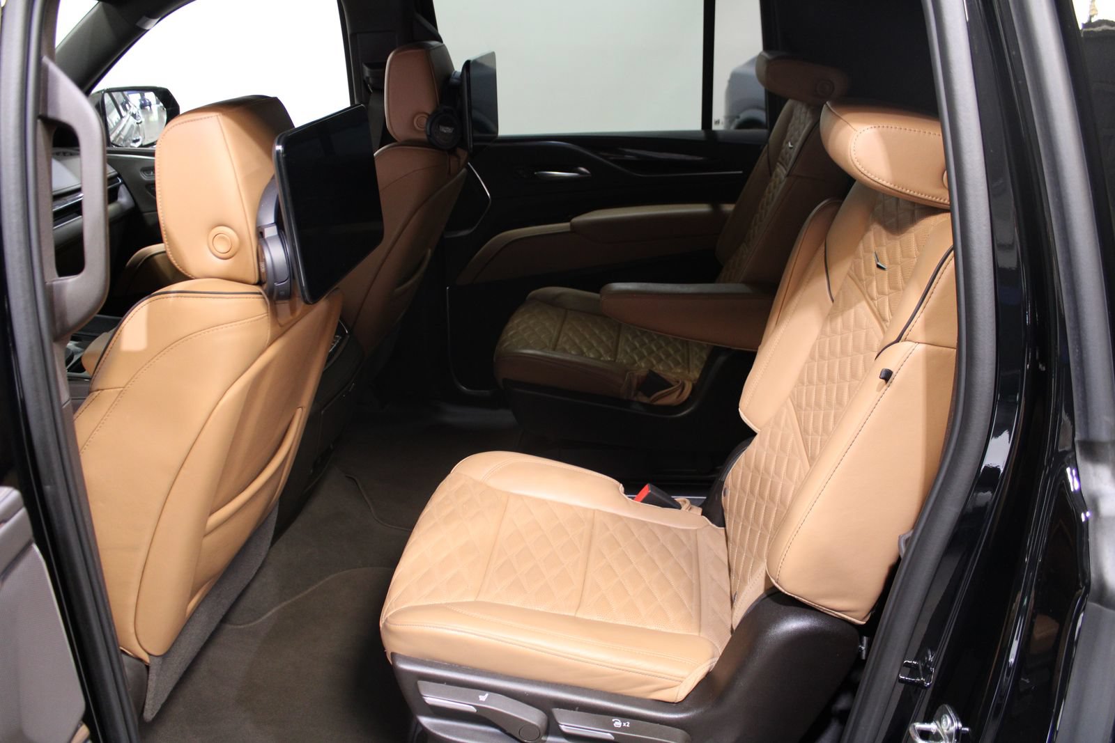 Used 2023 Cadillac Escalade ESV Premium Luxury w/ Performance Package AWD/4WD image 17