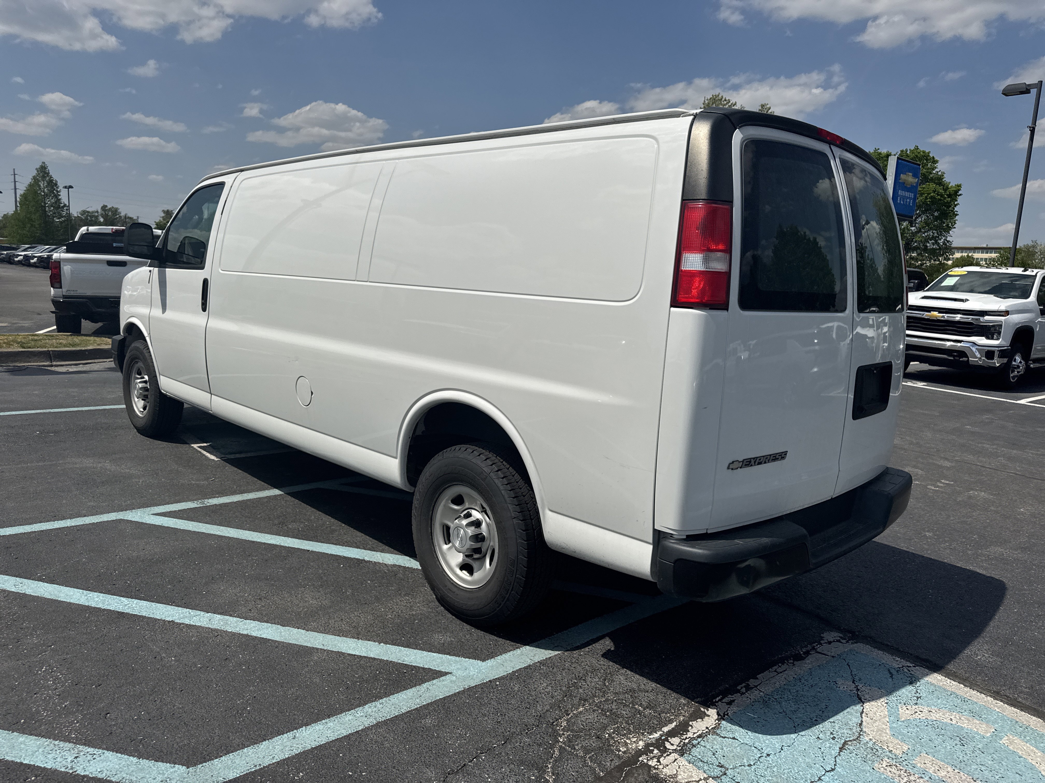 Used 2018 Chevrolet Express 3500 Extended w/ Driver Convenience Package RWD image 20