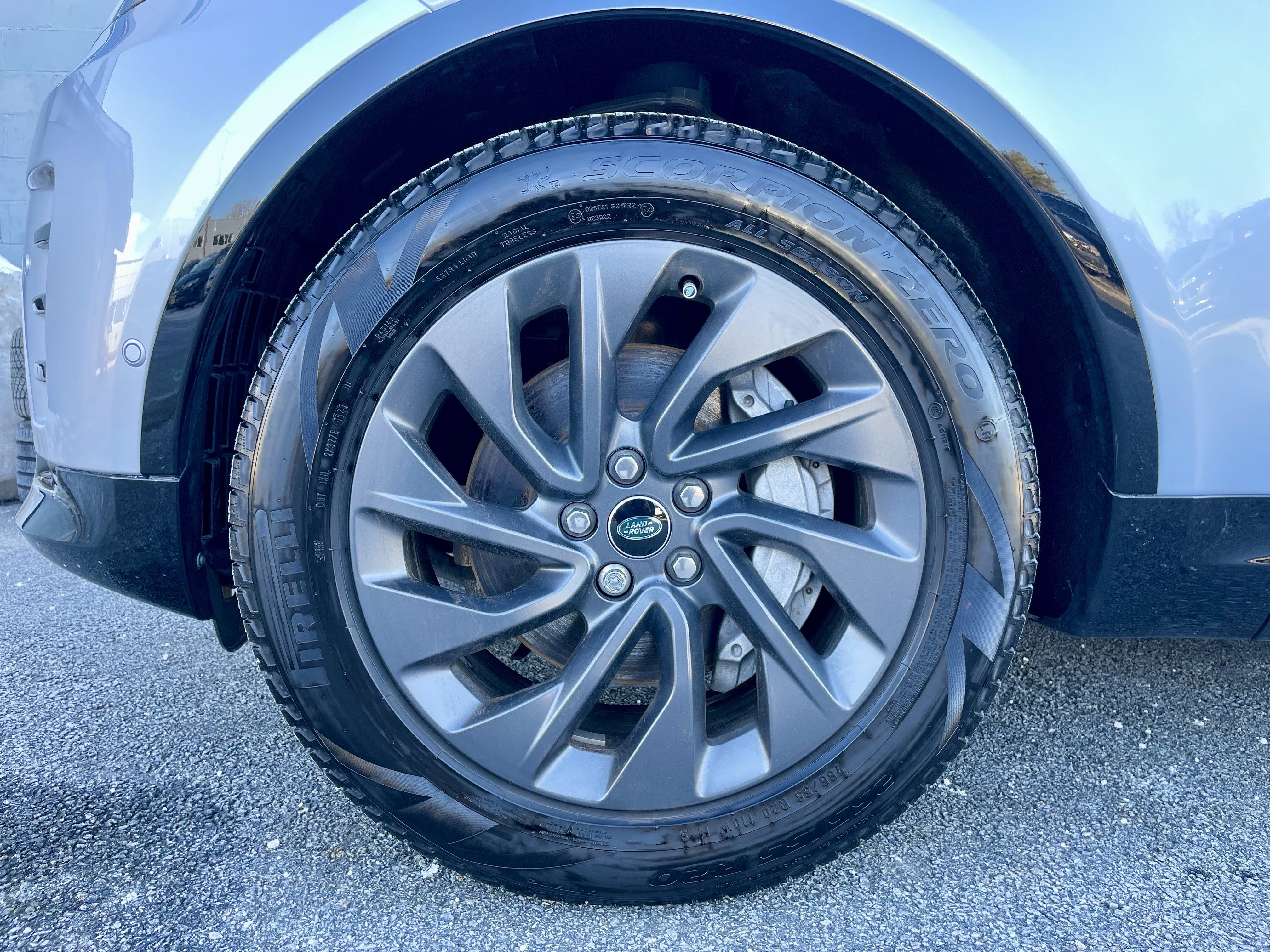 Certified 2024 Land Rover Discovery Dynamic SE image 9