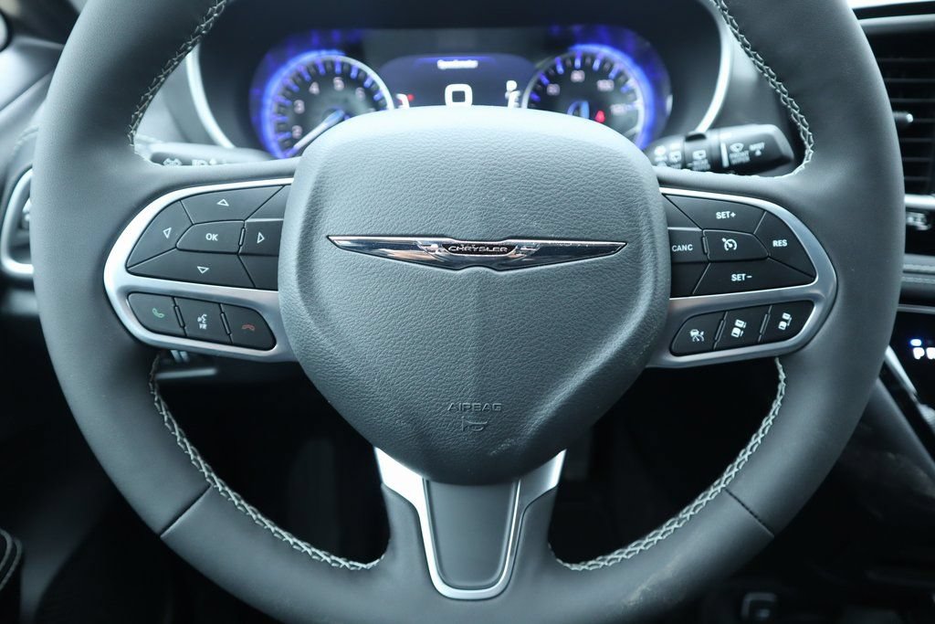New 2026 Chrysler Pacifica Select AWD/4WD image 3