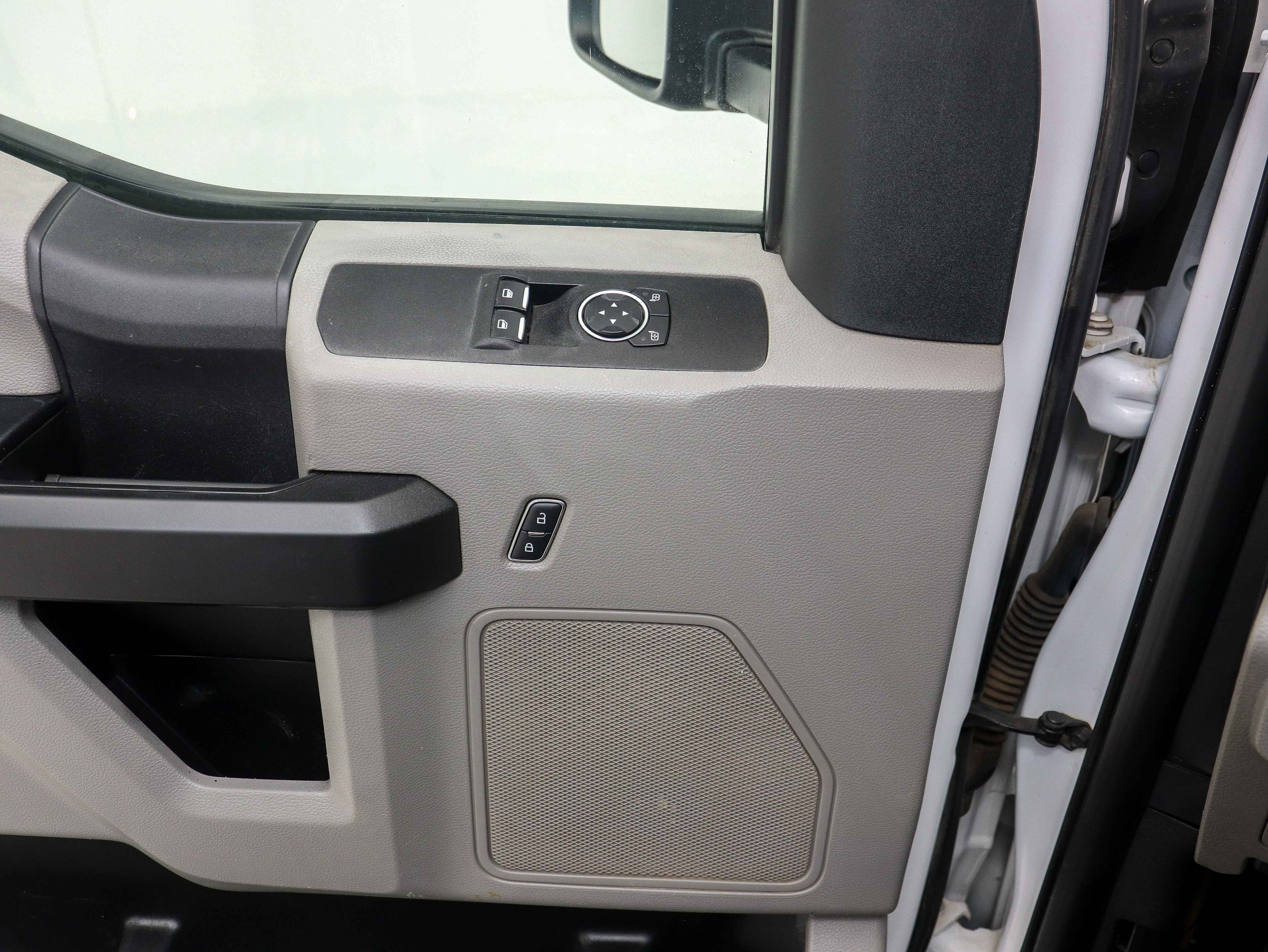 Used 2017 Ford F550 2WD Regular Cab Super Duty image 26