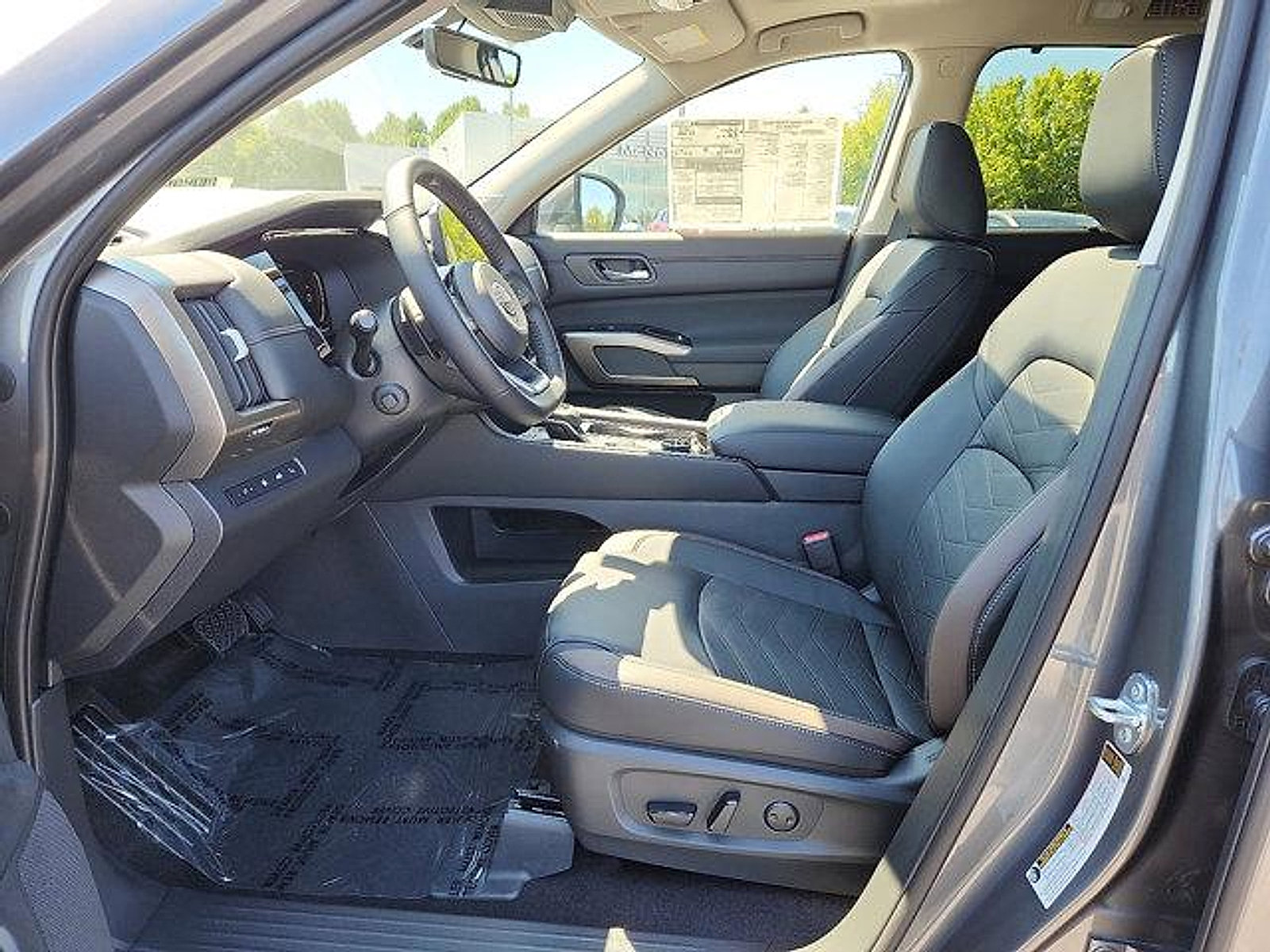 New 2025 Nissan Pathfinder Platinum w/ Black Appearance Package image 7