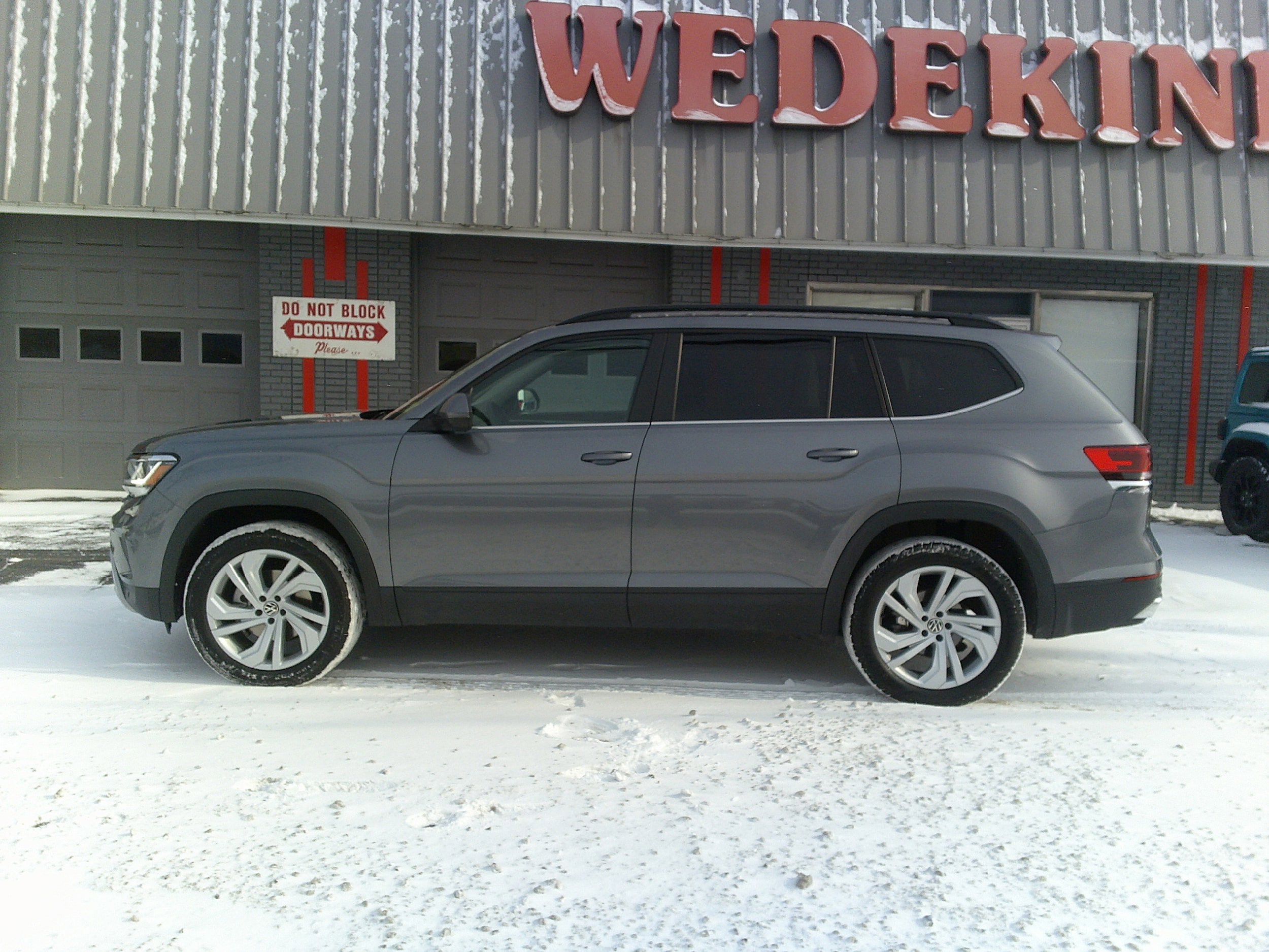 Used 2023 Volkswagen Atlas SE AWD/4WD image 2