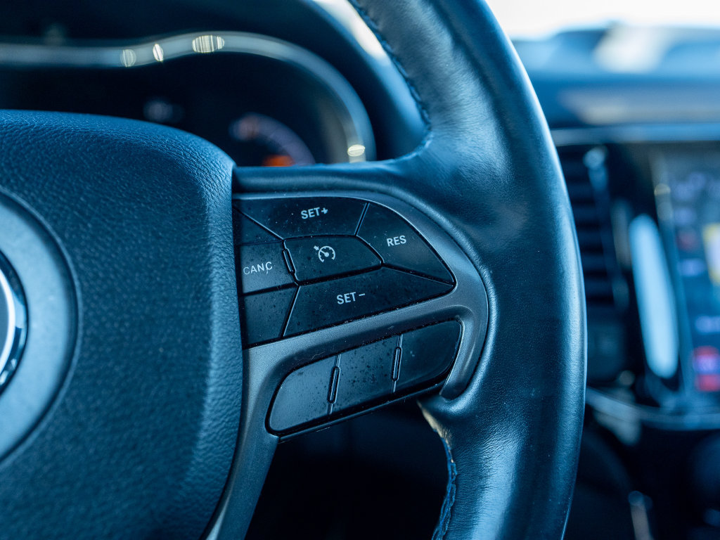 Used 2019 Jeep Grand Cherokee Laredo AWD/4WD image 28