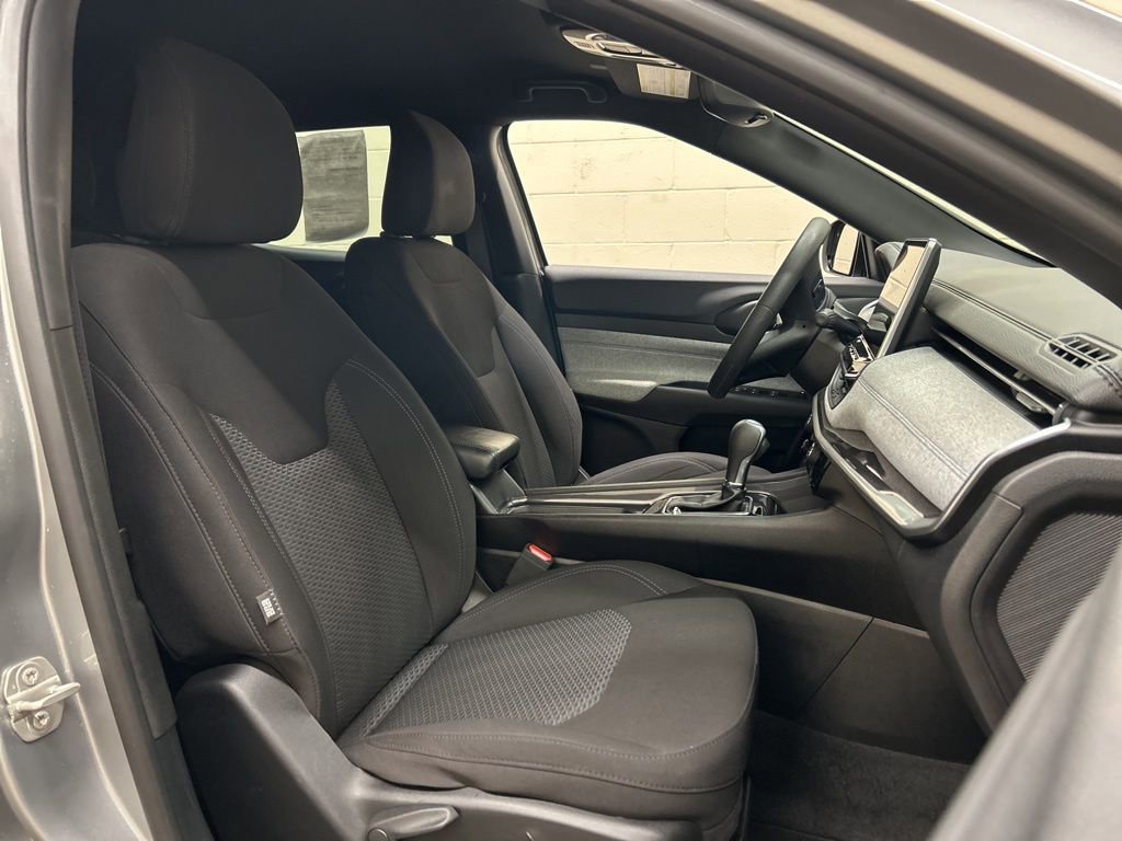 Used 2024 Jeep Compass Sport image 10