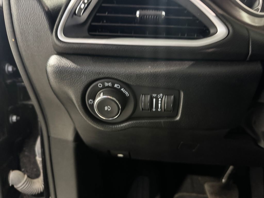 Used 2025 Chrysler Pacifica Select FWD image 32
