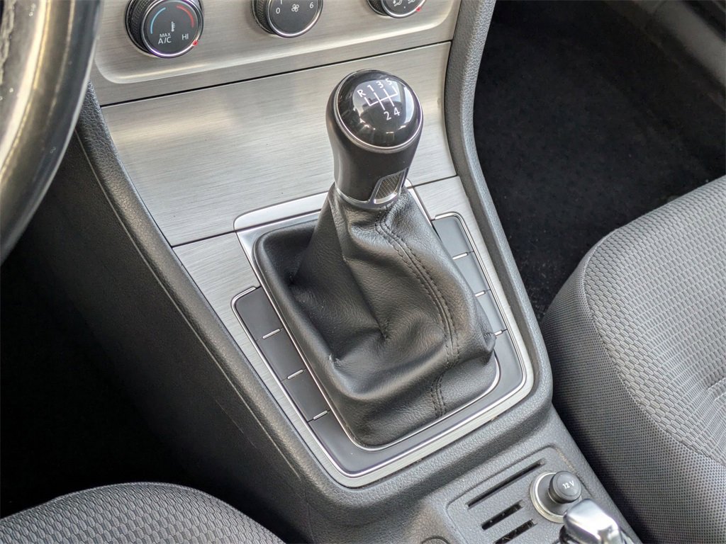 Used 2016 Volkswagen Golf S image 22