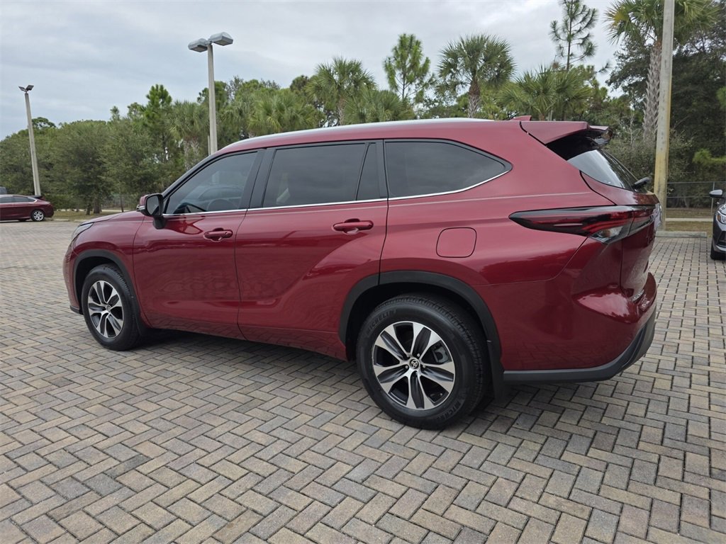 Certified 2024 Toyota Highlander XLE image 9