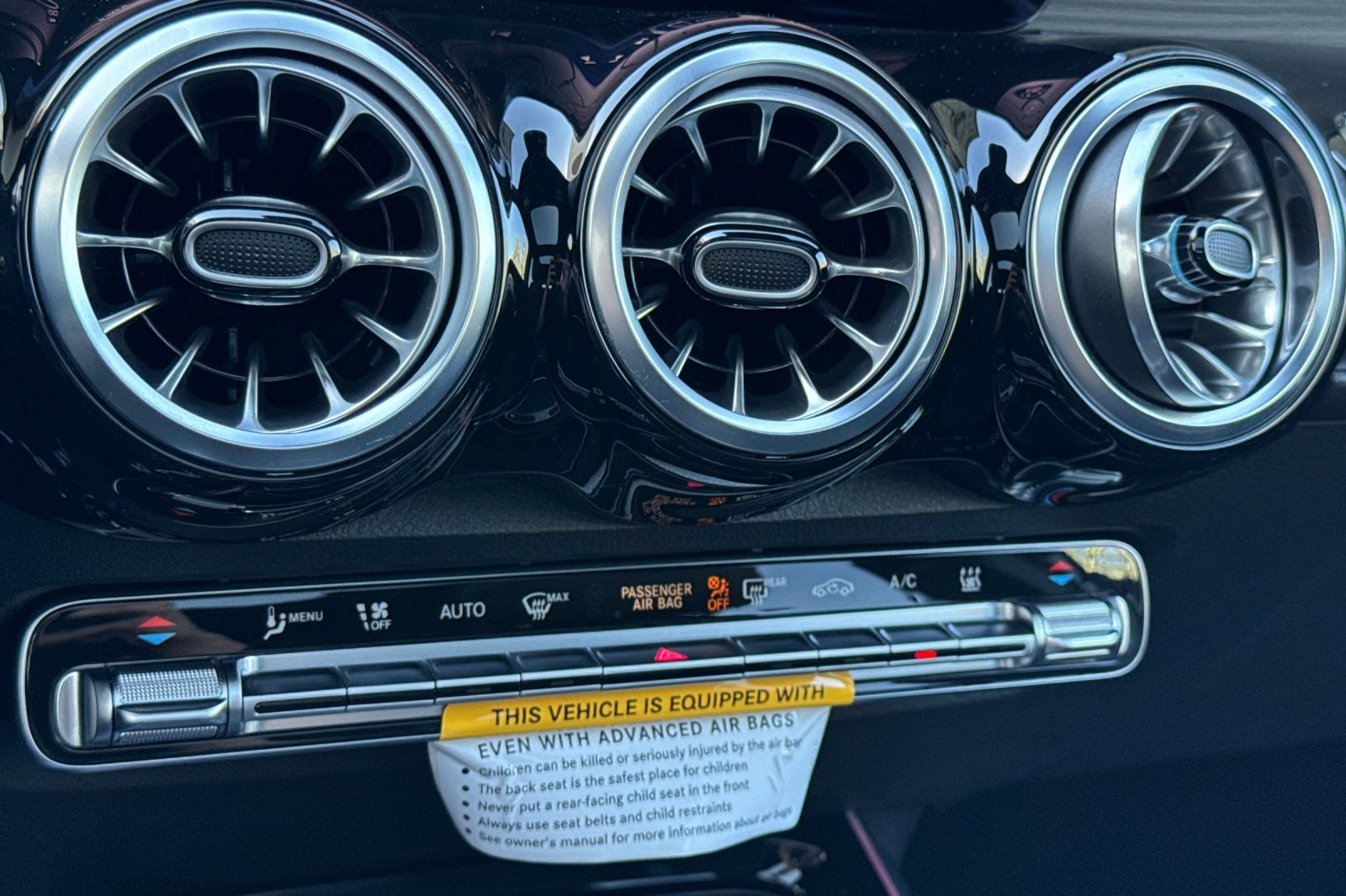 Used 2024 Mercedes-Benz EQB 300 4MATIC image 25