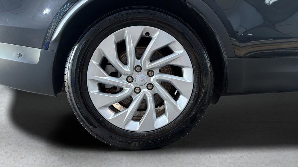 Used 2025 Land Rover Discovery S image 13