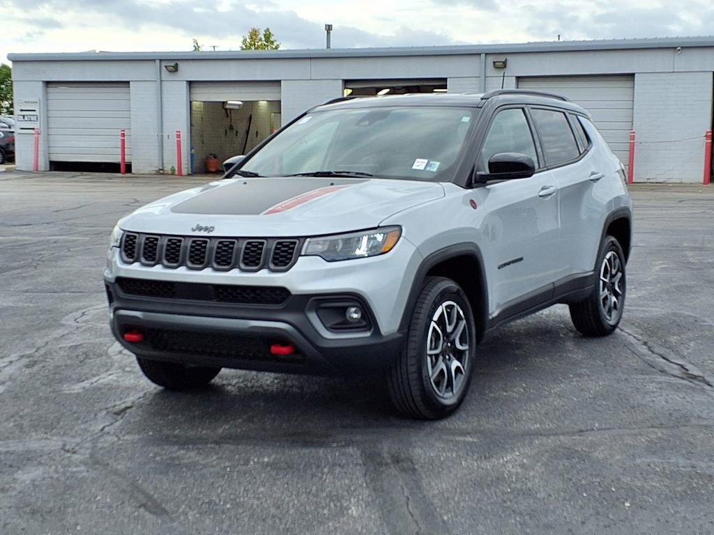 Used 2025 Jeep Compass Trailhawk AWD/4WD image 2