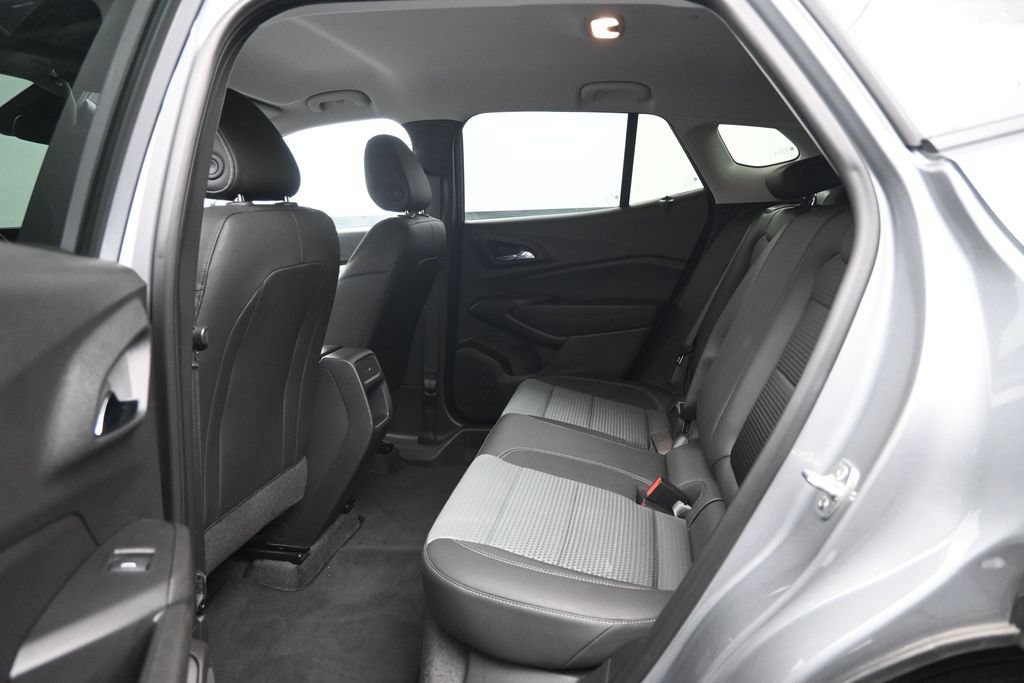 Used 2025 Chevrolet Trax LT w/ LT Convenience Package FWD image 24