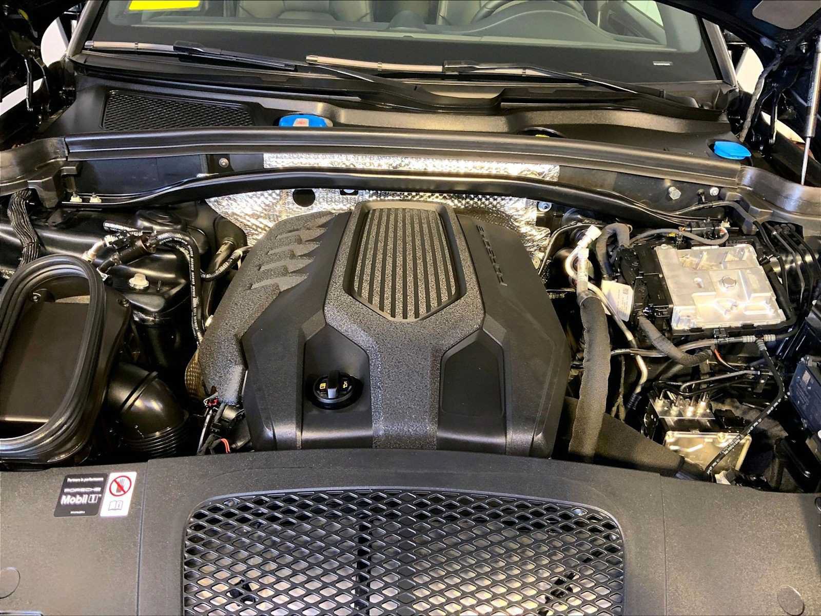Certified 2026 Porsche Macan AWD/4WD image 32