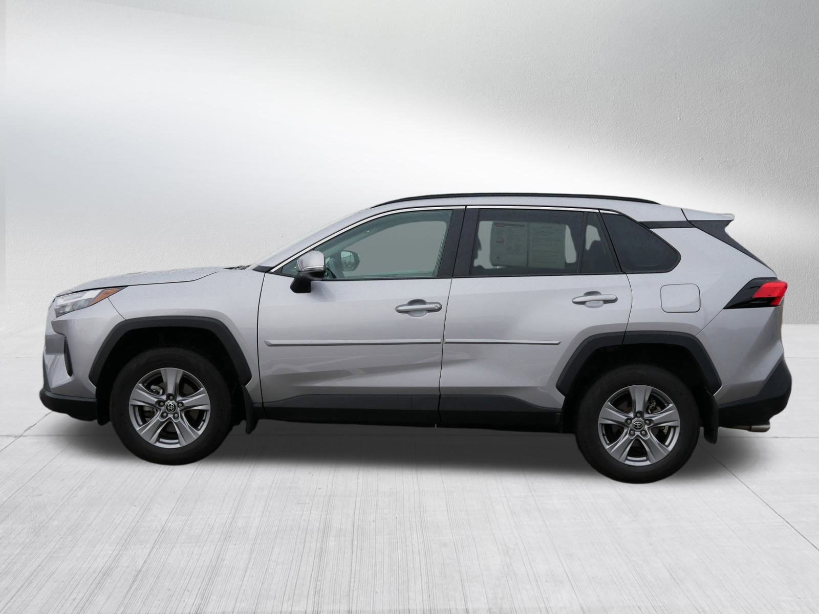 Used 2022 Toyota RAV4 XLE w/ Convenience Package image 4