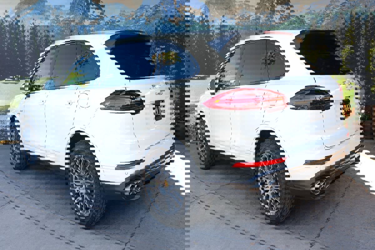 Used 2017 Porsche Cayenne S image 4