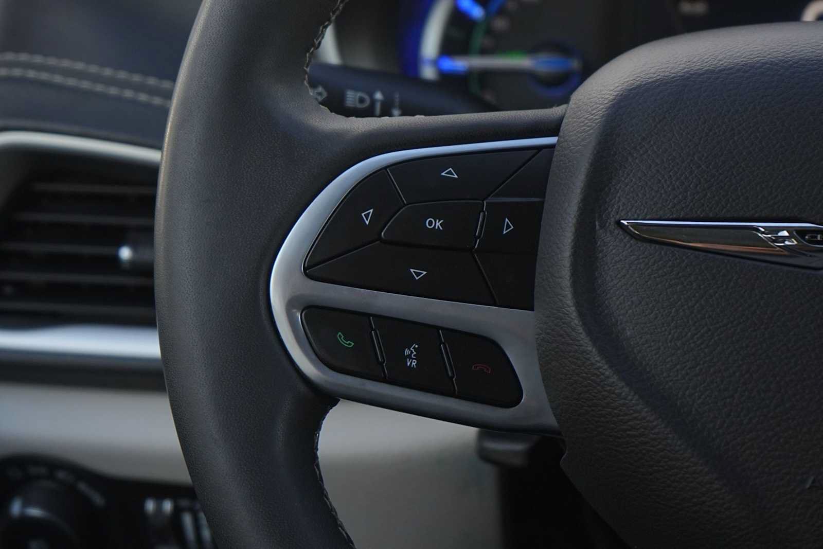 Used 2024 Chrysler Pacifica Limited FWD image 17