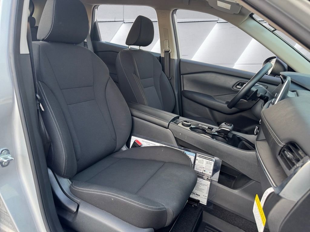Used 2025 Nissan Rogue S image 14
