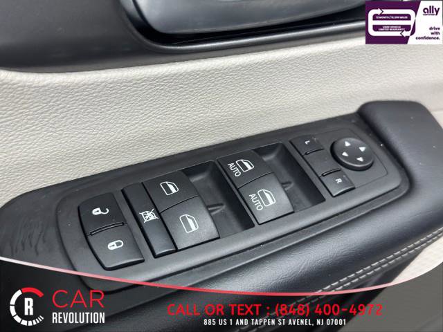 Used 2023 Chrysler Pacifica Touring-L FWD image 42