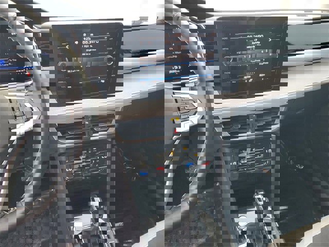 Certified 2025 Volkswagen Taos SE image 23