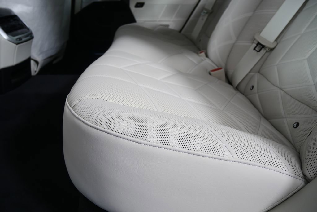 Used 2026 BMW 750e xDrive w/ Executive Package image 15