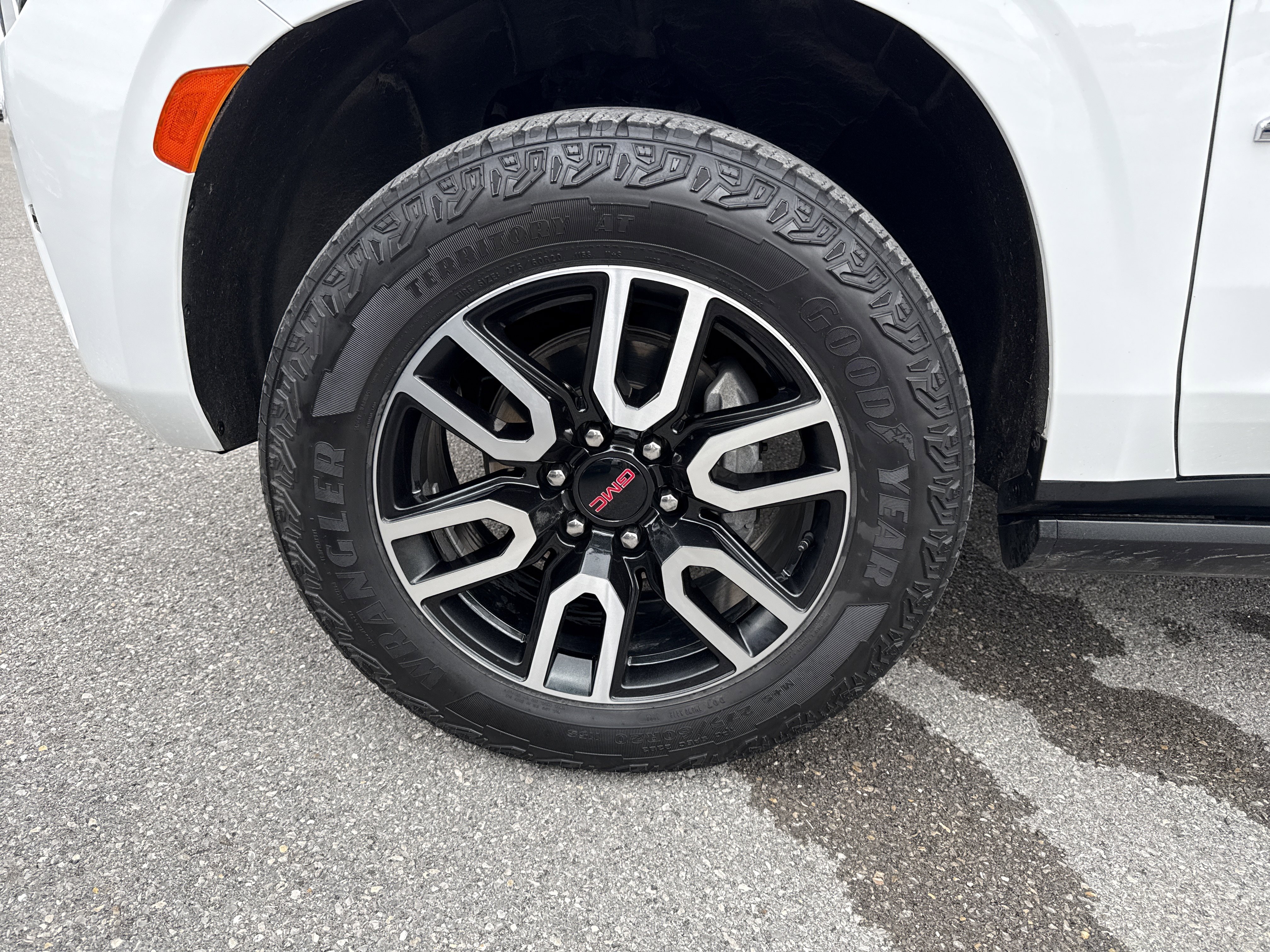 Used 2024 GMC Yukon AT4 w/ AT4 Premium Package image 11