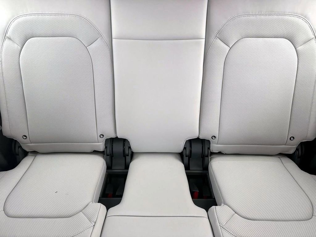 New 2025 Land Rover Defender 130 X-Dynamic SE image 13